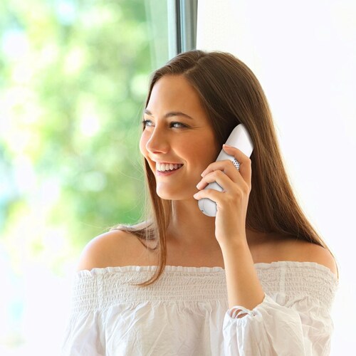 Teléfono inalámbrico DECT 6.0 con 2 extensiones adicionales.
