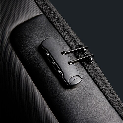 Mochila BANGE. Para laptop, iPad y artículos extra. Candado de seguridad antirrobo, puerto de carga USB y material repelente al agua. Modelo BG-7216