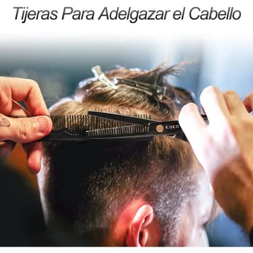 Peluquero usando tijeras y peine para cortar el cabello del hombre.