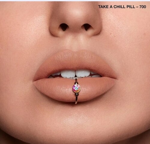 Labial liquido tono take a chill pill, modelo Stay Satin, marca Rimmel London.