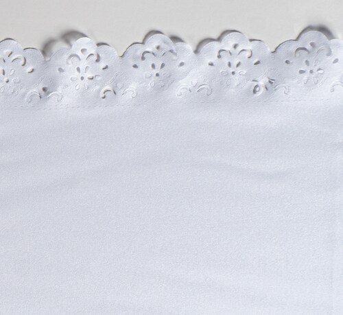 Mantel Rectangular para Mesa Troquelado En El Borde, Medidas 2.50 x 1.50 m, 100% Poliéster de Excelente Calidad "Blanco"