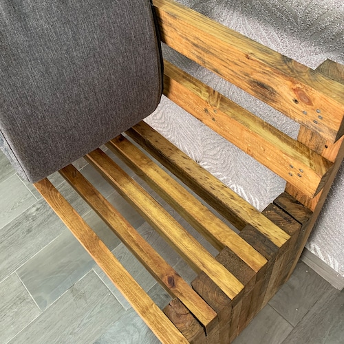 Banca de Jardín con Respaldo y Cojín, Estilo Vintage, para Interior ó Exterior. Muy Resistente y Durable.