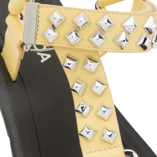 Sandalias casuales Belinda Peregrin color amarillo, con estoperoles, mod. 1019459