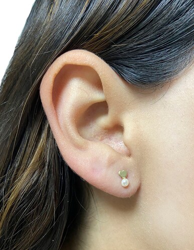 Broquel en Forma de Corazón con Perla, en Oro de 10k - Mancini Joyas
