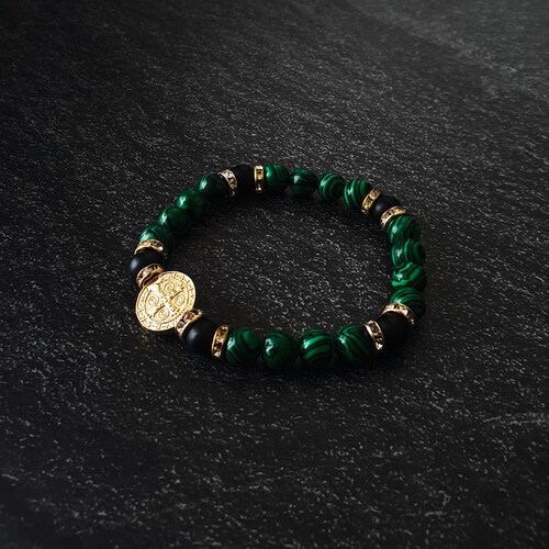 Pulsera de hombre de San Benito con piedra verde y piedra onix