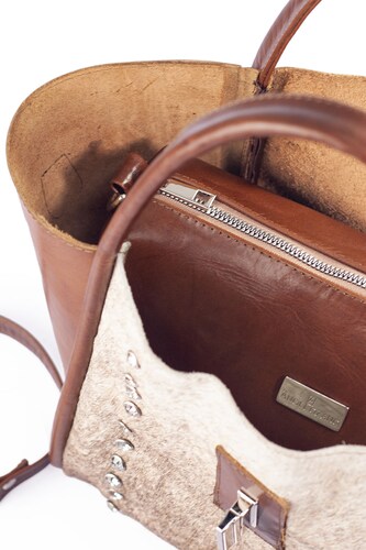 Bolso tote A ÁNGELOZANO de Piel con Pelo vacuno natural y estoperoles con cosmetiquera Modelo Alexa