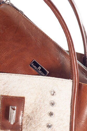 Bolso tote A ÁNGELOZANO de Piel con Pelo vacuno natural y estoperoles con cosmetiquera Modelo Alexa