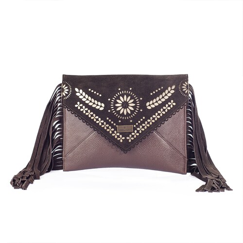 Bolso tipo Crossbody  A ÁNGELOZANO de Piel Vacuna adornada con corte laser Modelo Aurora