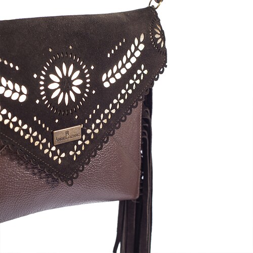 Bolso tipo Crossbody  A ÁNGELOZANO de Piel Vacuna adornada con corte laser Modelo Aurora