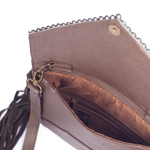 Bolso tipo Crossbody  A ÁNGELOZANO de Piel Vacuna adornada con corte laser Modelo Aurora