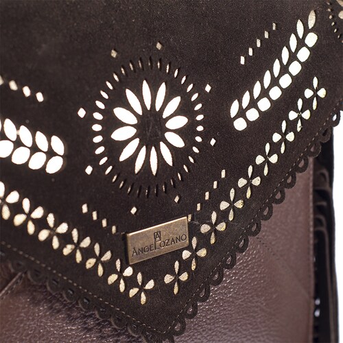 Bolso tipo Crossbody  A ÁNGELOZANO de Piel Vacuna adornada con corte laser Modelo Aurora