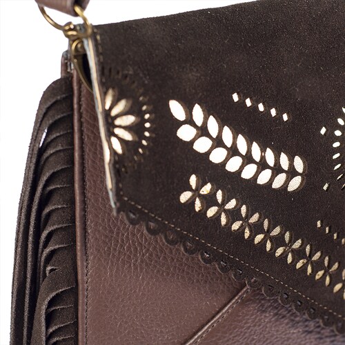 Bolso tipo Crossbody  A ÁNGELOZANO de Piel Vacuna adornada con corte laser Modelo Aurora