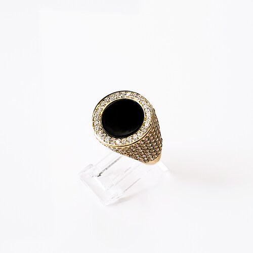 Anillo hombre ónix de plata .925 con piedra zirconia en chapa de oro de 14k. Incluye certificado y caja de regalo