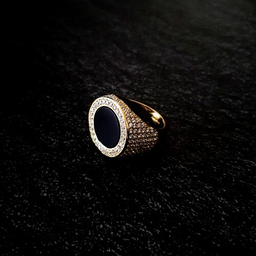 Anillo hombre ónix de plata .925 con piedra zirconia en chapa de oro de 14k. Incluye certificado y caja de regalo