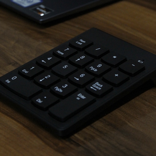 Teclado numérico Archy inalámbrico 18 Teclas para PC, Laptop, Potátil, Delgado, con Receptor USB, Silencioso, Diseño Moderno, Compatible con Windows y Mac (KB06)