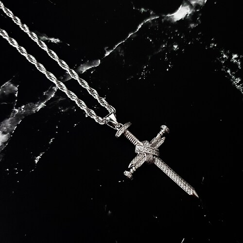 Cadena y cruz clavos de plata .925 hombre con baño de rodio y piedra zirconia. Incluye certificado