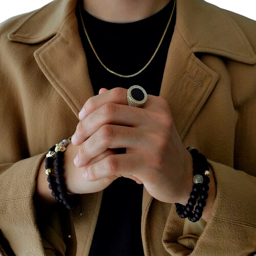 Anillo hombre ónix de plata .925 con piedra zirconia en chapa de oro de 14k. Incluye certificado y caja de regalo