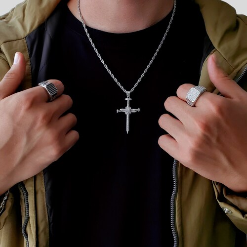 Cruz de plata .925 hombre de clavos y piedra zirconia.
