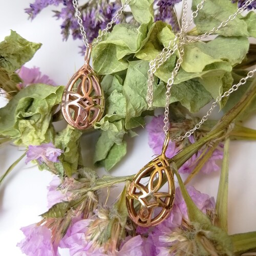 Dije Nouveau de plata .925 con baño de oro rosa y cadena por Anante Joyería