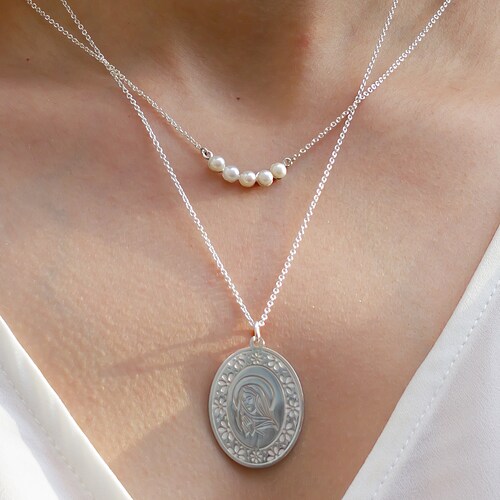 Medalla grande Virgen de plata .925 con cadena, Colección Nube, Joyería para Mujer de Anante Joyería.