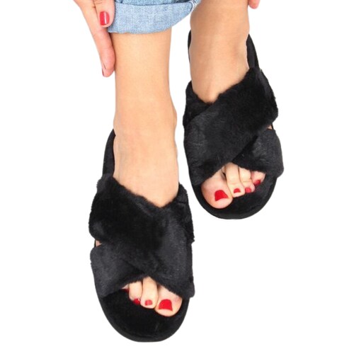 Pantuflas negras estilo mule cruzado con plataforma mullidas esponjosas modelo Helsinki