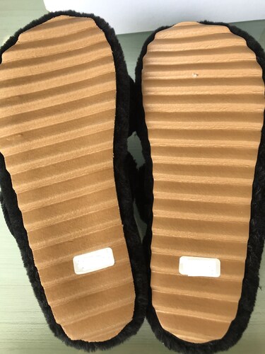 Pantuflas negras estilo mule cruzado con plataforma mullidas esponjosas modelo Helsinki