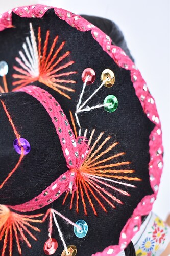 Eulalia Colecciones- Muñeca Mexicana Modelo China Poblana, pieza de colección de 34 cm. Hecha a Mano, con águila bordada con lentejuela en falda, sombrero y accesorios de colores.