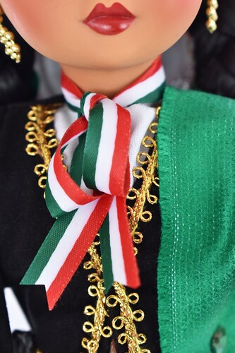 Eulalia Colecciones- Muñeca Mexicana Modelo Charra. Pieza de colección de 34 cm. Hecha a mano. Traje negro con filos dorado, sombrero y sarape de varios colores. 