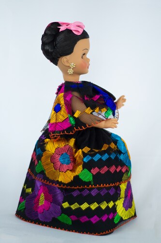 Eulalia Colecciones- Muñeca Mexicana Modelo Chiapas. Pieza de Colección de 34 cm. Hecho a Mano. Traje negro de flores de colores bordadas en hilo de seda, con charola y accesorios varios colores. 