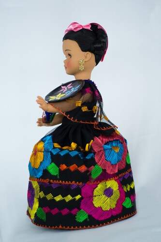 Eulalia Colecciones- Muñeca Mexicana Modelo Chiapas. Pieza de Colección de 34 cm. Hecho a Mano. Traje negro de flores de colores bordadas en hilo de seda, con charola y accesorios varios colores. 