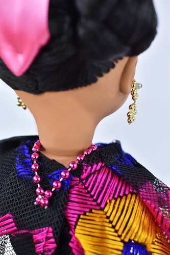 Eulalia Colecciones- Muñeca Mexicana Modelo Chiapas. Pieza de Colección de 34 cm. Hecho a Mano. Traje negro de flores de colores bordadas en hilo de seda, con charola y accesorios varios colores. 