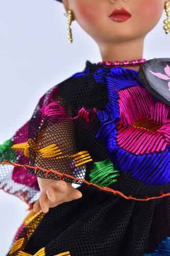 Eulalia Colecciones- Muñeca Mexicana Modelo Chiapas. Pieza de Colección de 34 cm. Hecho a Mano. Traje negro de flores de colores bordadas en hilo de seda, con charola y accesorios varios colores. 