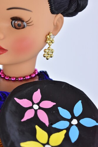 Eulalia Colecciones- Muñeca Mexicana Modelo Chiapas. Pieza de Colección de 34 cm. Hecho a Mano. Traje negro de flores de colores bordadas en hilo de seda, con charola y accesorios varios colores. 