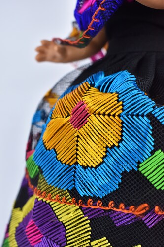Eulalia Colecciones- Muñeca Mexicana Modelo Chiapas. Pieza de Colección de 34 cm. Hecho a Mano. Traje negro de flores de colores bordadas en hilo de seda, con charola y accesorios varios colores. 