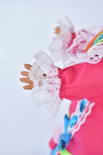 Eulalia Colecciones- Muñeca Mexicana Modelo Jalisco. Pieza de Colección de 34 cm. Hecha a Mano. En vestido rosa con encajes, detalles coloridos de listones y accesorios.