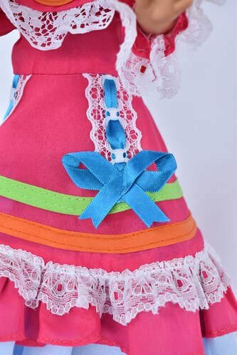 Eulalia Colecciones- Muñeca Mexicana Modelo Jalisco. Pieza de Colección de 34 cm. Hecha a Mano. En vestido rosa con encajes, detalles coloridos de listones y accesorios.
