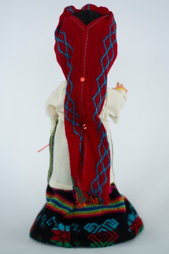 Eulalia Colecciones- Muñeca Mexicana Modelo Mixteca Oaxaqueña. Pieza de Colección de 34 cm. Hecha a Mano. Porta accesorio de barro, variedad de colores en detalles y accesorios.