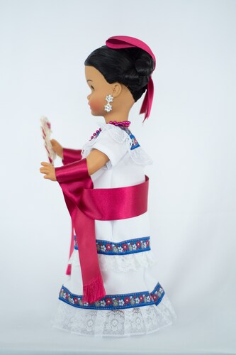 Eulalia Colecciones- Muñeca Mexicana Modelo Yucatán. Pieza de colección de 38 cm. Hecha a Mano. Creación Original, variedad de colores en telas, detalles y accesorios.