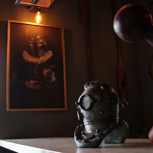 Cuadro mandalorian en tela con cuadro dorado
