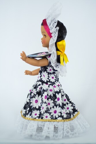 Eulalia Colecciones- Muñeca Mexicana Modelo Tehuana. Pieza de Colección de 34 cm. Hecha a Mano. Traje negro floreado, con charola y accesorios de colores.