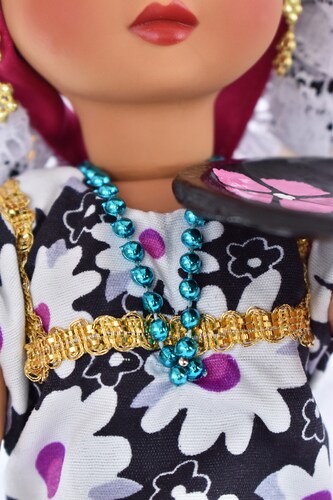 Eulalia Colecciones- Muñeca Mexicana Modelo Tehuana. Pieza de Colección de 34 cm. Hecha a Mano. Traje negro floreado, con charola y accesorios de colores.