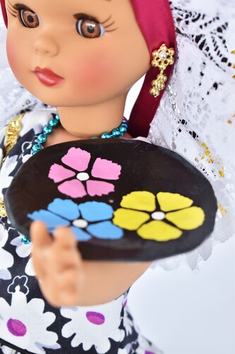 Eulalia Colecciones- Muñeca Mexicana Modelo Tehuana. Pieza de Colección de 34 cm. Hecha a Mano. Traje negro floreado, con charola y accesorios de colores.