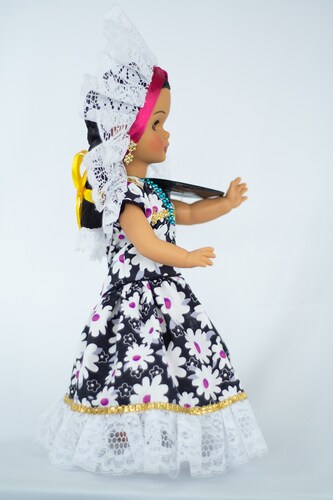 Eulalia Colecciones- Muñeca Mexicana Modelo Tehuana. Pieza de Colección de 34 cm. Hecha a Mano. Traje negro floreado, con charola y accesorios de colores.