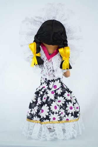 Eulalia Colecciones- Muñeca Mexicana Modelo Tehuana. Pieza de Colección de 34 cm. Hecha a Mano. Traje negro floreado, con charola y accesorios de colores.