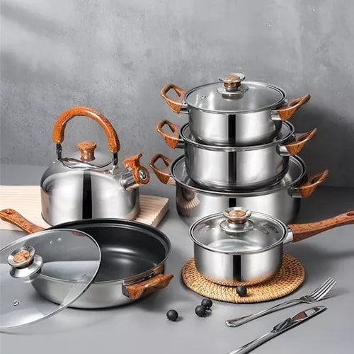 Estantes de cocina con sartenes de cobre, ollas y otros utensilios