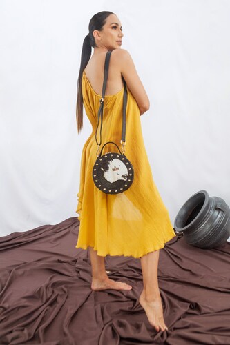 Bolso tipo Crossbody A ÁNGELOZANO de piel vacuna, con pelo de vaca y estoperoles, color Negro, Modelo Quetzal