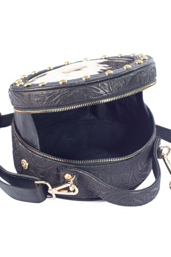 Bolso tipo Crossbody A ÁNGELOZANO de piel vacuna, con pelo de vaca y estoperoles, color Negro, Modelo Quetzal