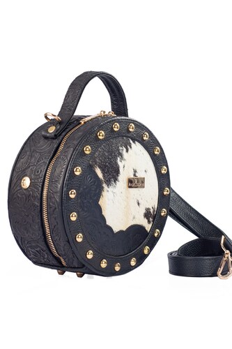 Bolso tipo Crossbody A ÁNGELOZANO de piel vacuna, con pelo de vaca y estoperoles, color Negro, Modelo Quetzal