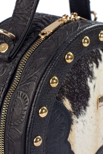 Bolso tipo Crossbody A ÁNGELOZANO de piel vacuna, con pelo de vaca y estoperoles, color Negro, Modelo Quetzal