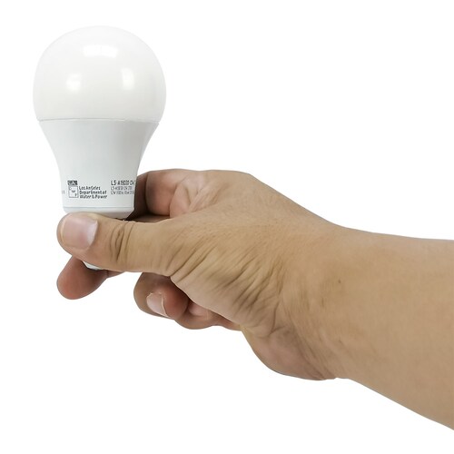 Foco Led de Luz Calida con 10 Watts 800 Lumenes 25000 Horas de Vida 2700K Compatible con Dimmado para Ajuste de Intensidad de Luz en Cajas de 4 pz / Master / A-LAMP10W-4